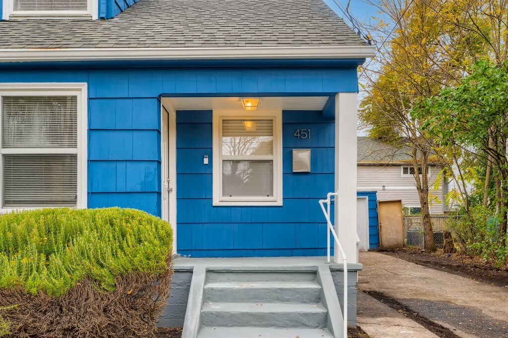Doorbell camera and secured mailbox for extra security - 451 NE Sumner St