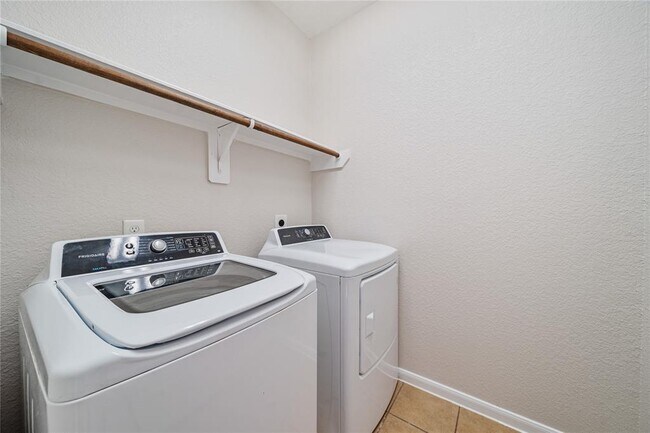 Building Photo - 6139 Sierra Springs Ln