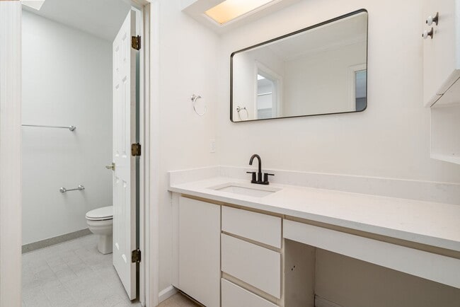 Building Photo - Newly Renovated 2-Bedroom Townhome in the Heart of Green Hills