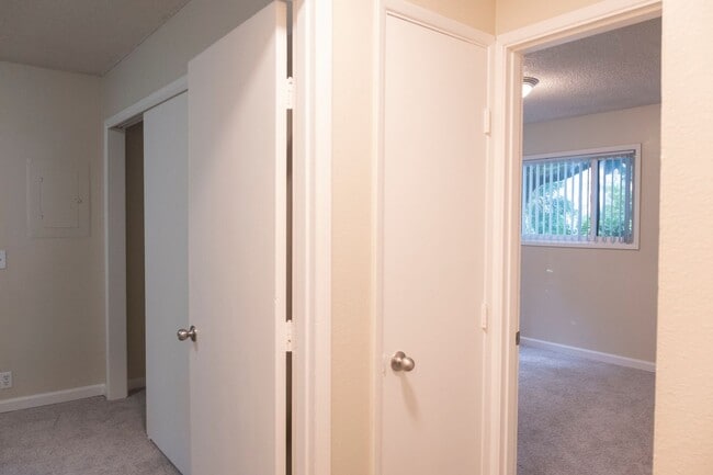 Building Photo - Stylish Two-Bedroom in the Heart of Irvington!