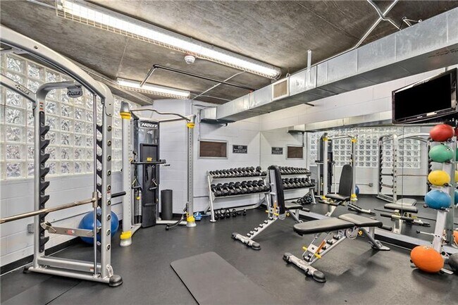 Building Photo - 3235 Roswell Rd NE