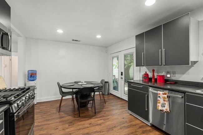 Building Photo - 5808 Community Dr