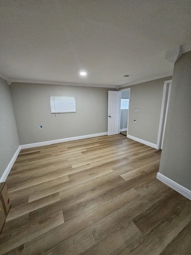 Building Photo - FOR RENT!!! SIMPLY STUNNING  3 BEDROOM 2 B...