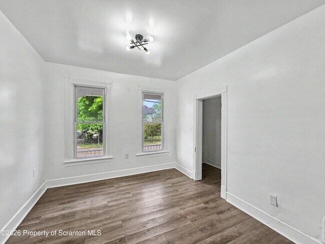 Building Photo - 907 Green Ridge St