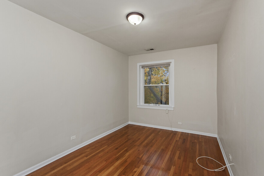 Building Photo - 3751 W Sunnyside Ave