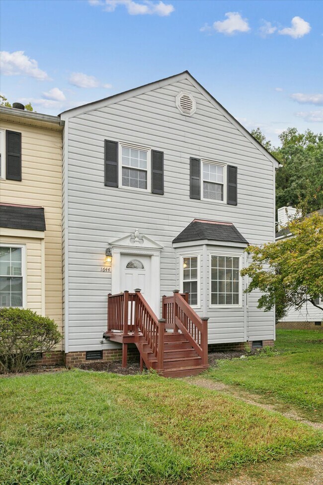 Welcome home to this gorgeous 3 bedroom, 2.5 bath home with a fully fenced backyard - 1644 Skiffes Creek Cir