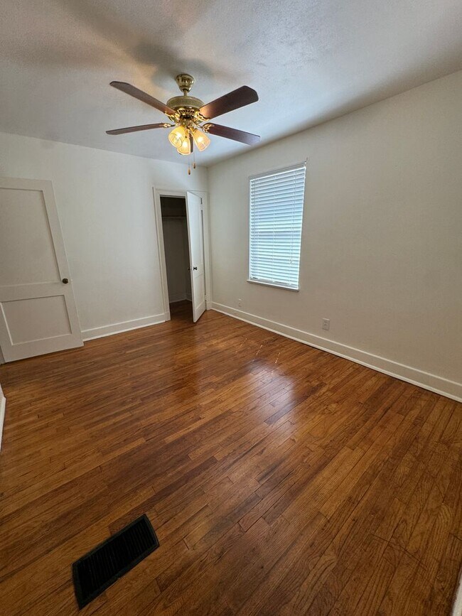 Building Photo - Available Now! The Villa Condo 3 BR Must See