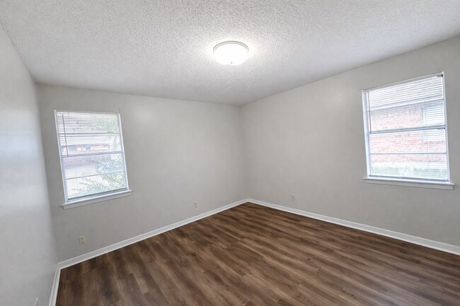 Building Photo - 407 Maple St