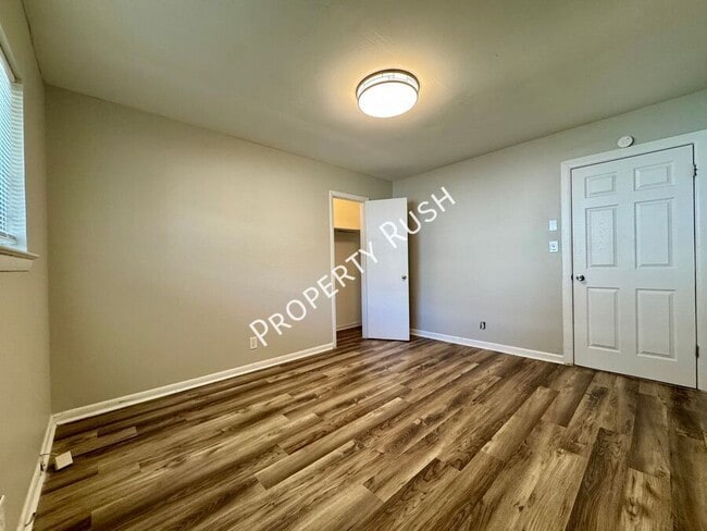 Building Photo - 1014 N Larchmont Dr