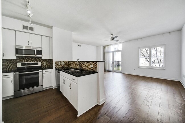 Building Photo - Beautiful 2 Bed 2 Bath Condo in Dilworth!