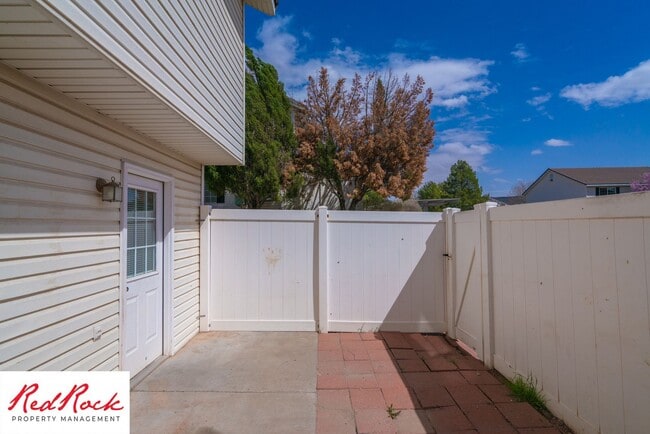 Building Photo - 2 Bedroom Townhome Available