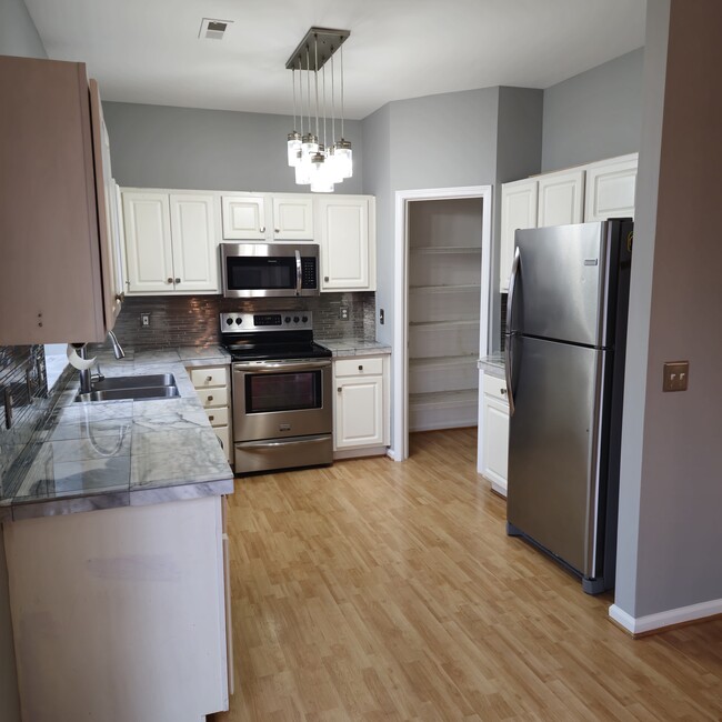 Kitchen and pantry - 4007 Longbow Ct