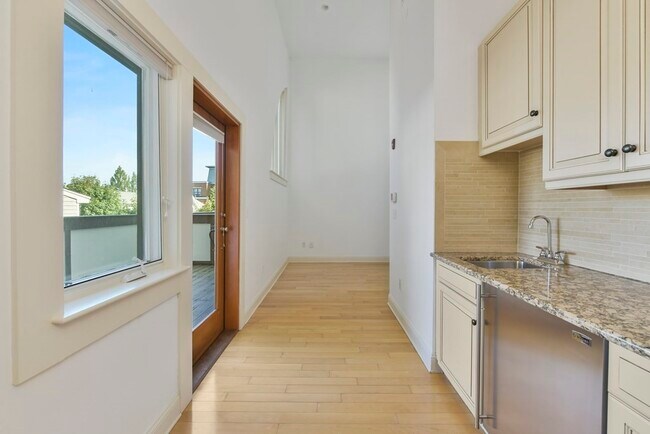 Building Photo - 201 Freeman St