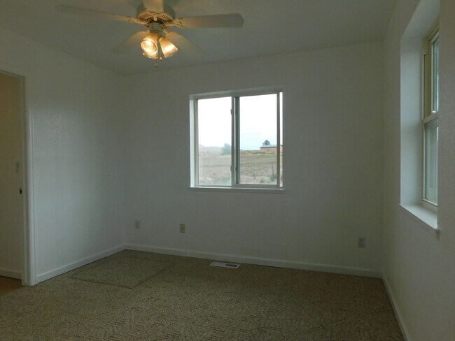 Building Photo - 1527-M 1/8 M 1/8 Rd
