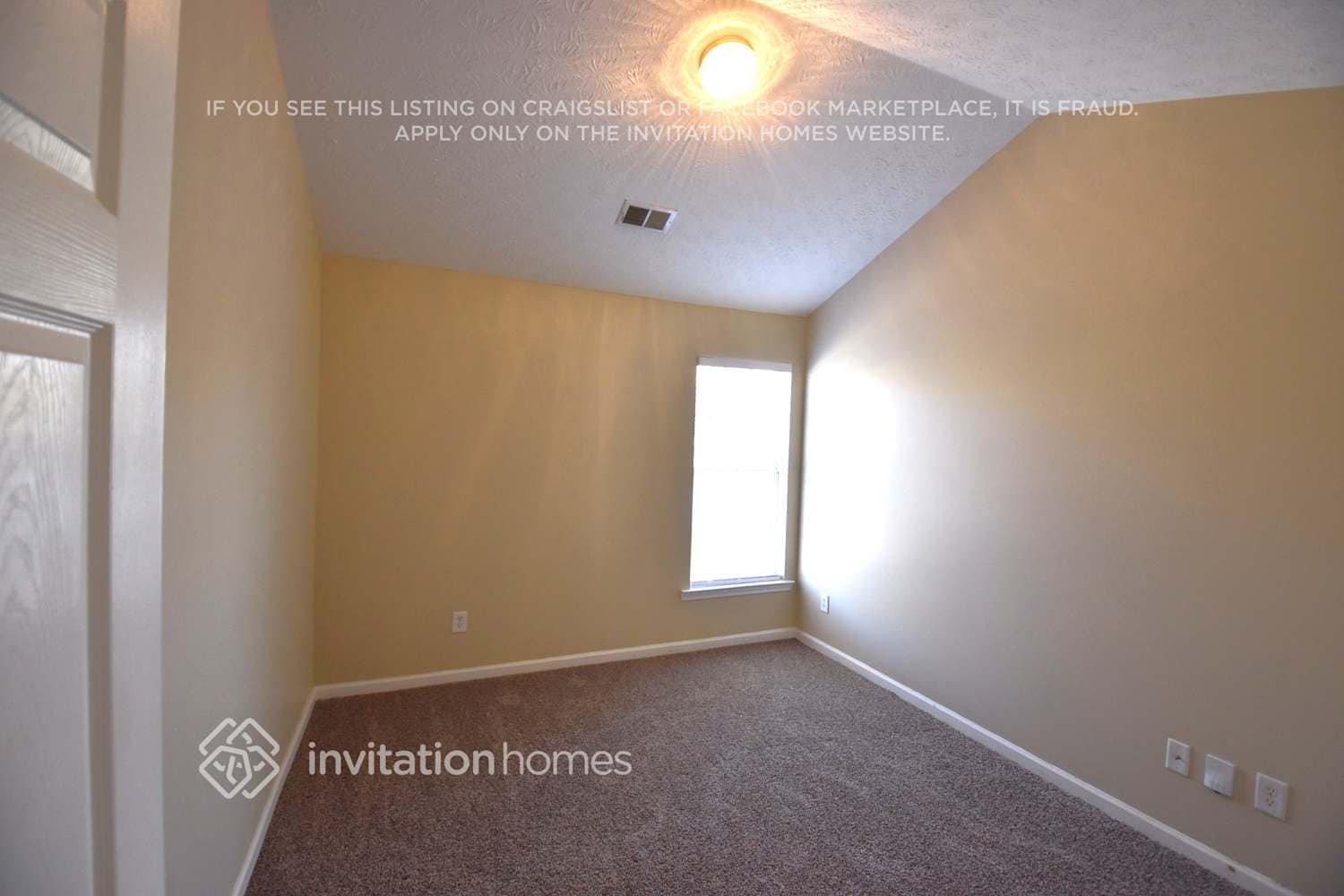 Building Photo - 9586 Lakeview Cir