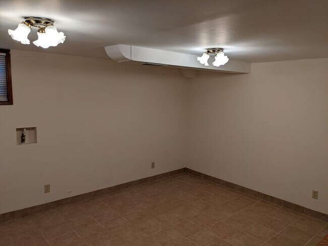 Building Photo - Large 3+ bedroom