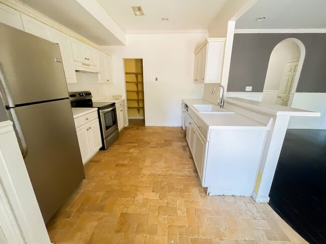 Building Photo - 4 Bedroom 2 Bath Townhouse in Pelham