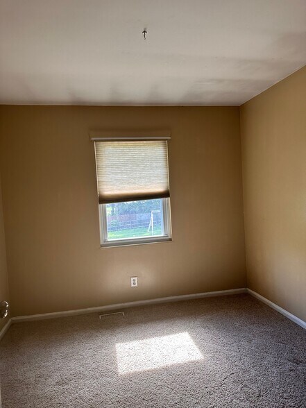 Building Photo - 5876 Coachmont Dr
