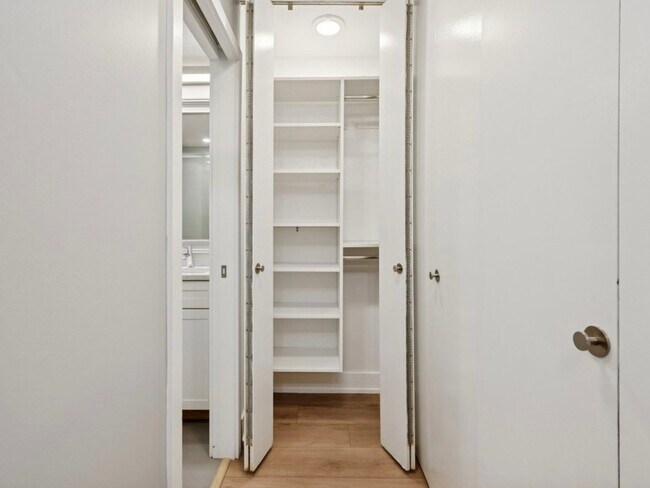 Building Photo - 2020 N Lincoln Park W