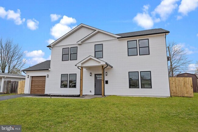 Building Photo - 12 Stonybrook Dr