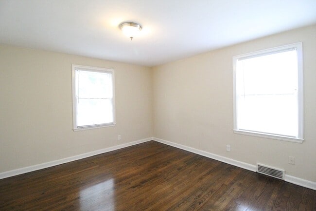 Building Photo - 2 Bedroom Duplex in North Kansas City