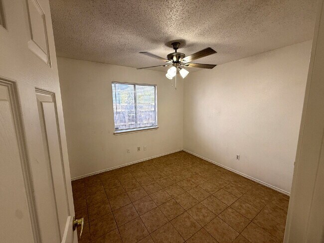 Building Photo - Move-In Ready 3BR/2BA: Updated Kitchen, New Light Fixtures & Fenced Yard