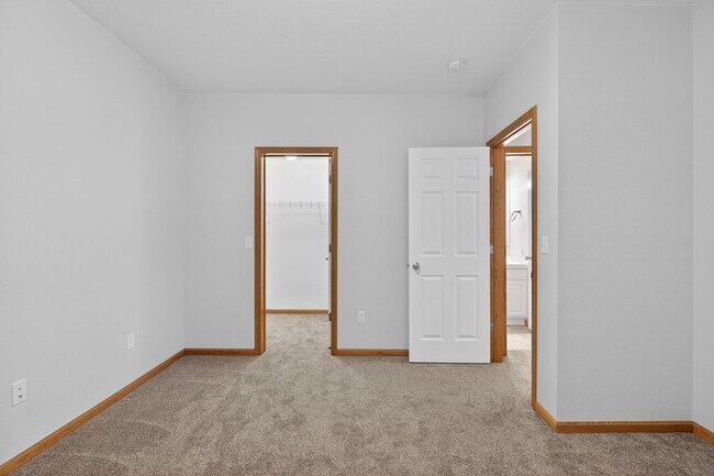 Building Photo - 3 Bedroom 3.5 bath