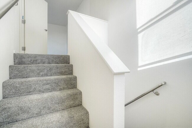Building Photo - Little Italy Modern Townhome, 2 En Suite Bedrooms on Separate Levels, Private Roof Deck with Suns...