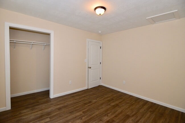 Building Photo - $1025 - 2 bed/1 bath house for rent off Mi...