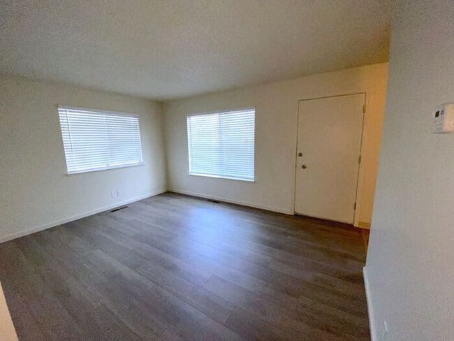 Building Photo - Reno Duplex - Pet Friendly, Garage, Dishwa...