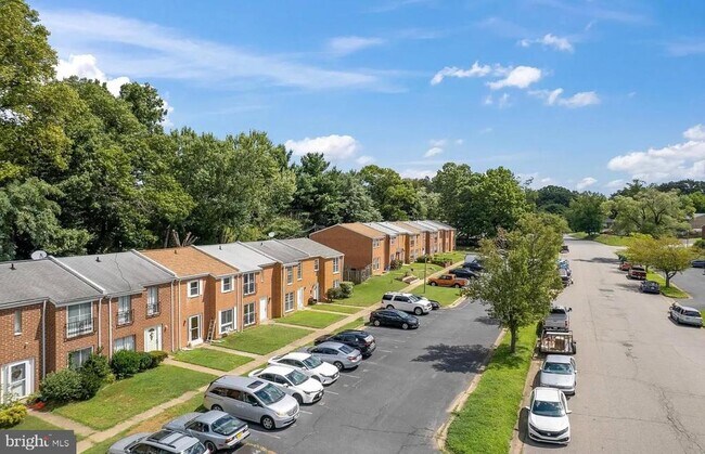 Building Photo - 10 Oak Dr