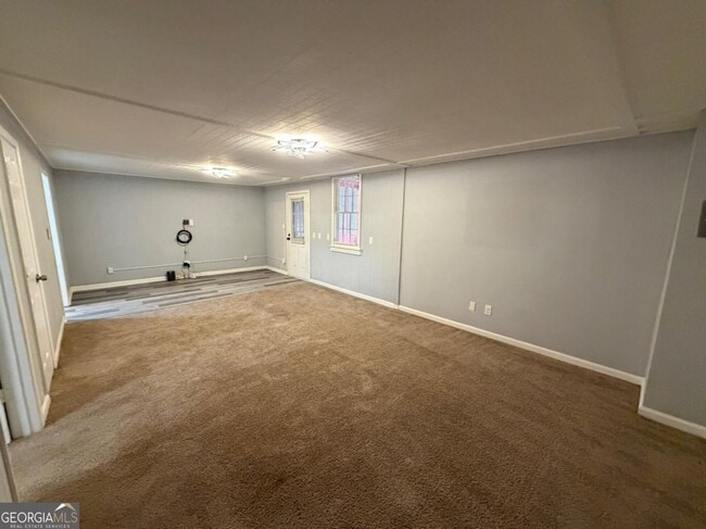 Building Photo - 212 Regal Way W