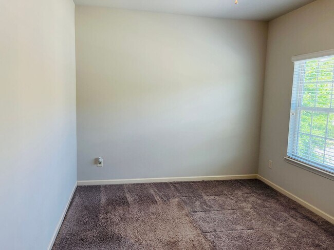 Building Photo - Wow! Check out this charming 3 bedroom 2.5 bathroom home in Newnan!