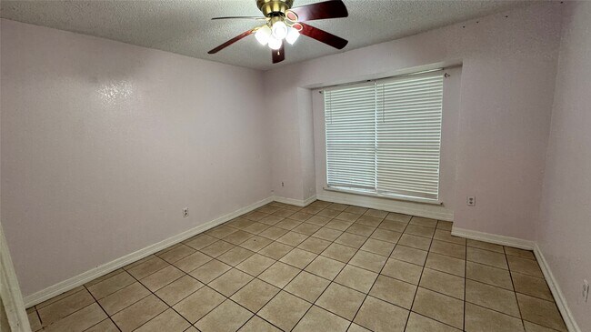 Building Photo - 10942 Dunvegan Way