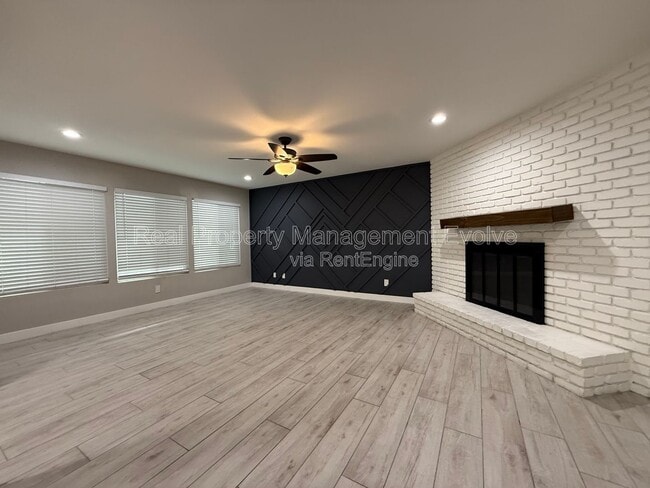 Building Photo - 606 E Royal Palm Square N