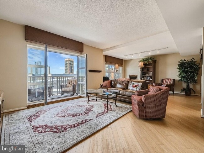 Building Photo - 250 S President St