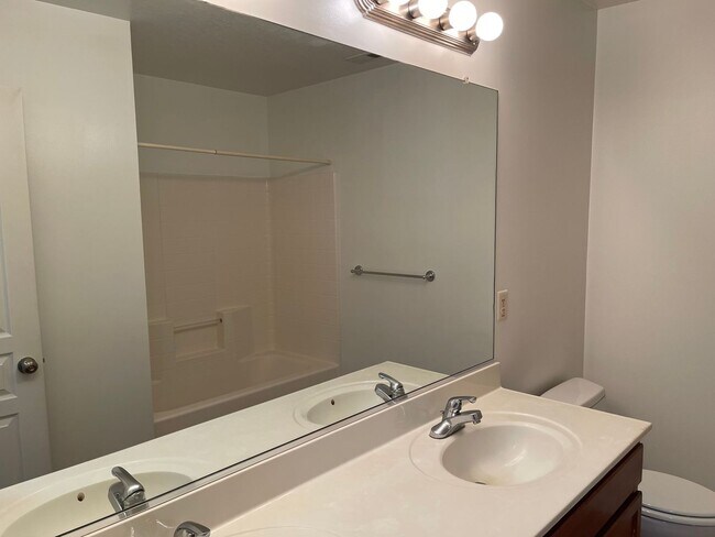 Building Photo - Beautiful Norfolk Waterfront Condo!