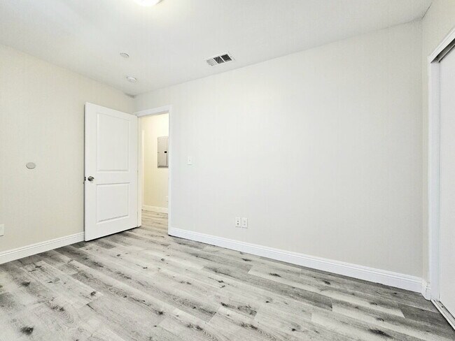 Building Photo - 321 E 103rd St