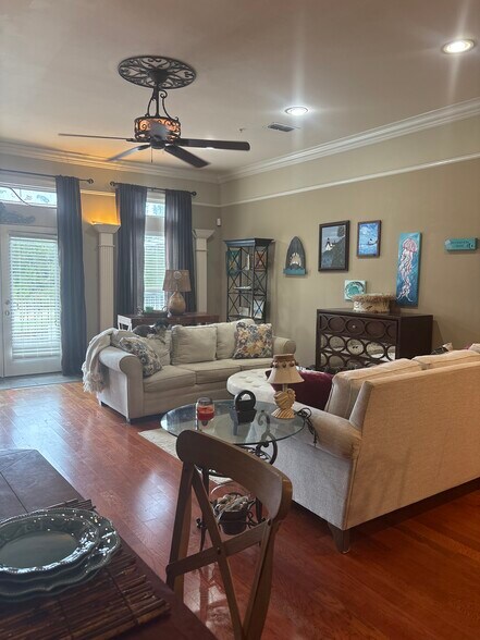Open floor living plan - 21 Oak Alley Ln