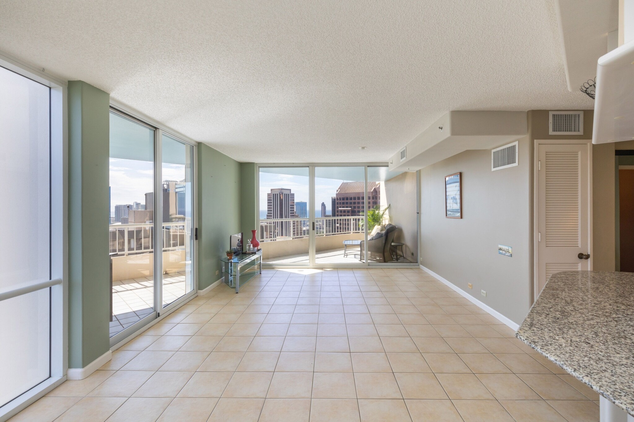 Building Photo - 1212 Nuuanu Ave