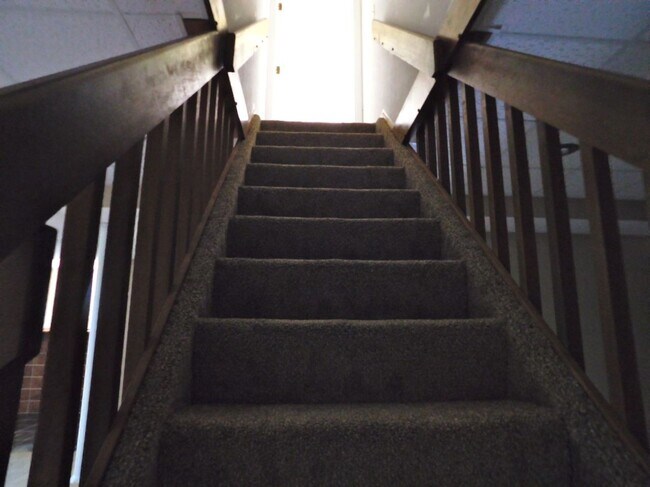 Building Photo - 5 acres and a Large 6 bedroom house. Extra garages and sheds.