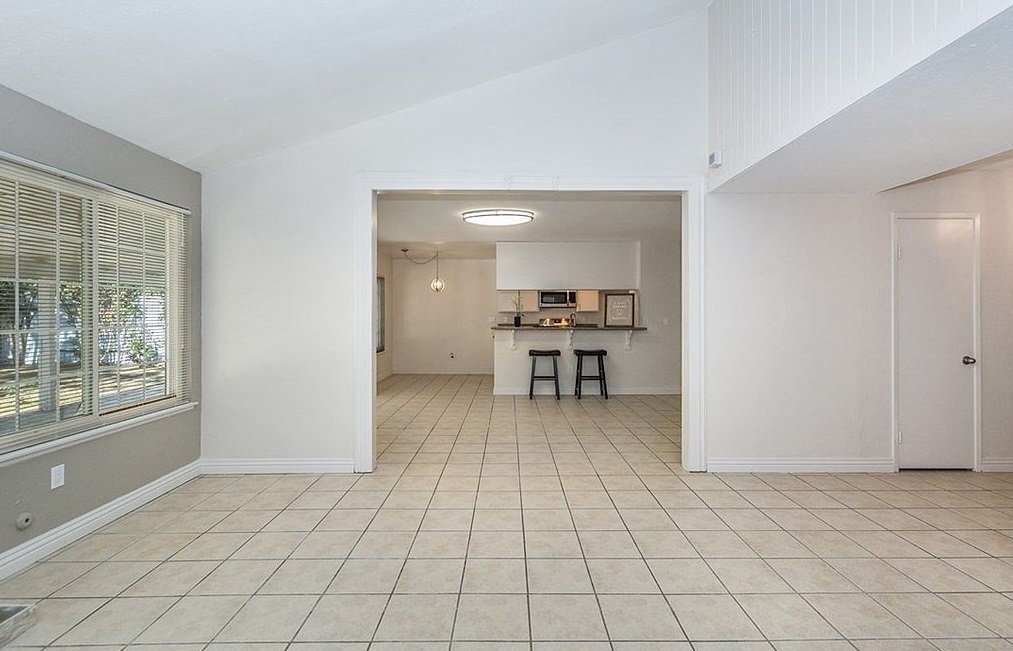Building Photo - 13739 Sylmar Dr