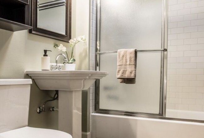 Building Photo - Vintage Cap Hill Condo