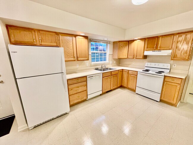 Kitchen - 212 Lester Ct