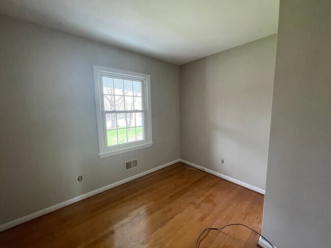 Building Photo - 3 Bedroom House on One Level