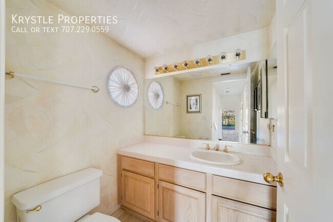 Building Photo - Luxurious Living in Gated Villa Del Mar Co...