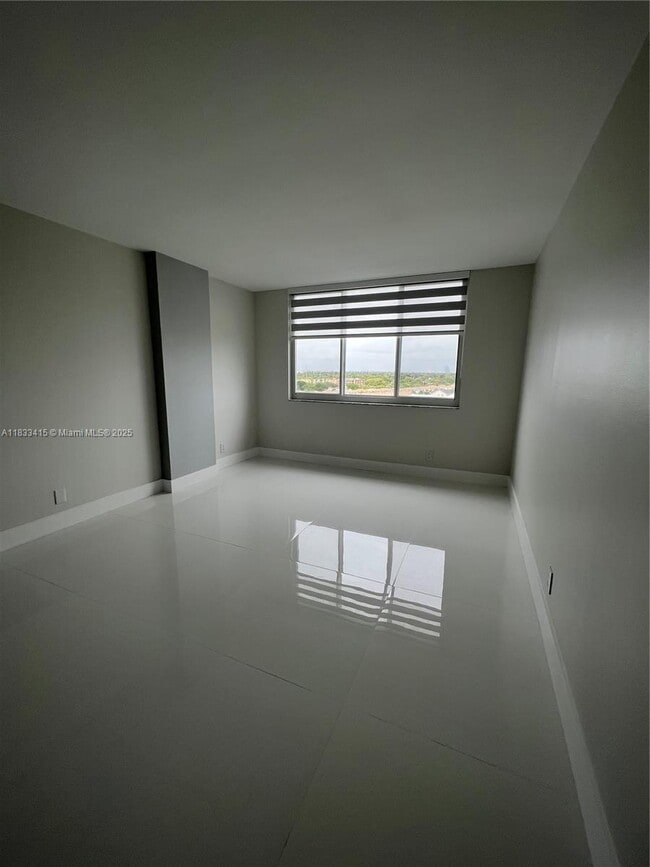 Building Photo - 4200 Hillcrest Dr