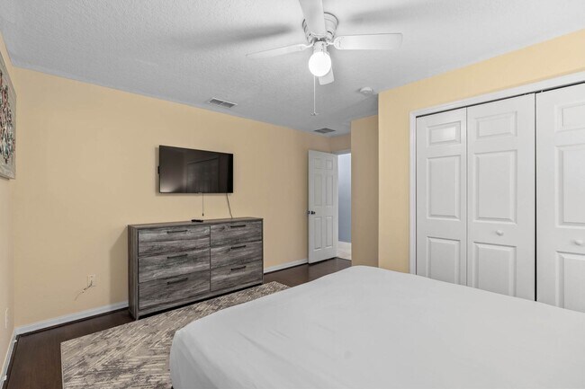 Building Photo - Large Beautiful Legacy Park Villa: 5BR, Pool & Near Disney