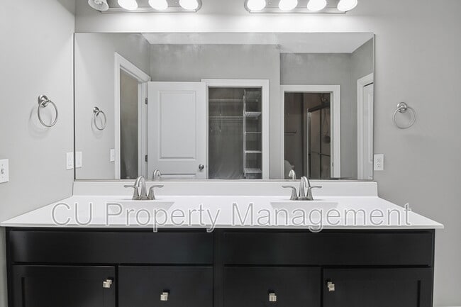 Building Photo - 3003 E Stillwater Landing