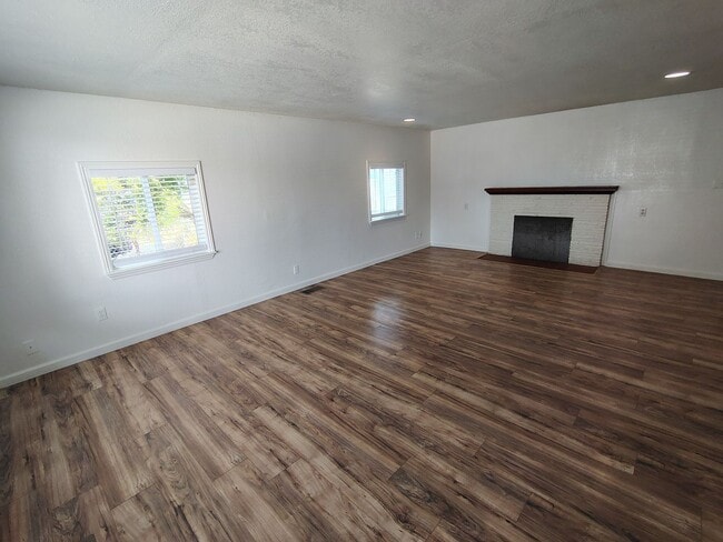Building Photo - 1351 Leonard Ave